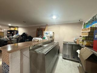 Local commercial dans La Sagrera. Tienda en venta en barcelona