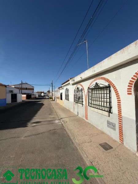 Foto 6d5fe4a6-50a2-4ef0-b01f-26b4b7b73a23. Casa aparellada a Polán