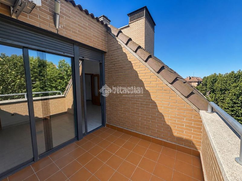 Foto f22e2cdf-e3cf-4fd1-b0ce-7a04f384d224. Pis amb piscina a Sector S Boadilla del Monte