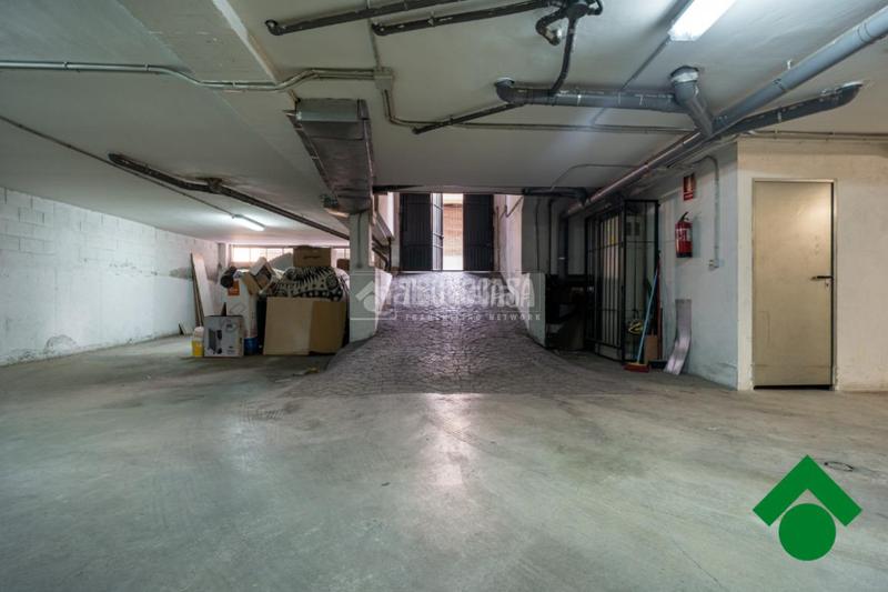 Foto fc07ac14-e9ba-4d85-84a0-edd30ccb4bf1. Aparcament cotxe a Santa Fe