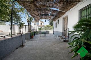 Casa aparellada a Cúllar Vega. Casa en venta en bobadilla