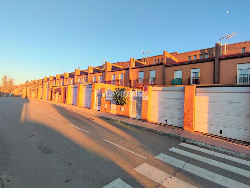 Foto 1ab5f43e-9d5c-4829-ad7c-98d9fd738a4c. Casa aparellada a Yebes - pueblo Yebes