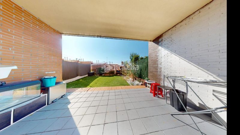 Foto 964f5c85-de3f-45b8-bb0a-6f0d8cd931a8. Casa aparellada a Yebes - pueblo Yebes