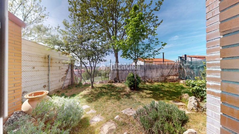Foto 363689b3-71d5-463f-8935-44b5879c860f. Casa aparellada amb calefacció aparcament a Yebes - pueblo Yebes
