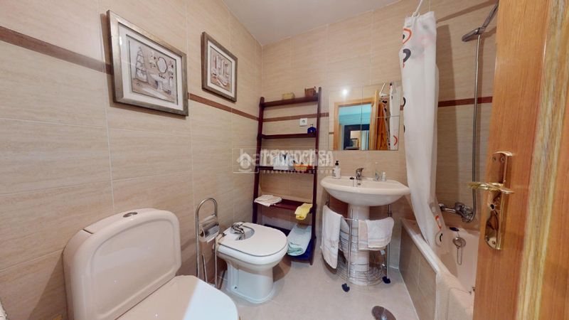 Foto a341a7d4-1f0e-4105-a427-200c113db54e. Casa aparellada amb calefacció aparcament a Yebes - pueblo Yebes