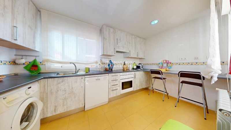 Foto c3b914b3-d668-488f-ab42-59824d2e5dec. Casa aparellada amb calefacció aparcament a Yebes - pueblo Yebes