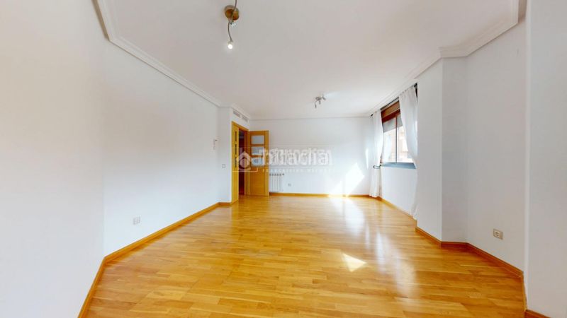 Foto 212c4100-7e11-43c5-891d-2f0fdf876737. Pis a Yebes - valdeluz Yebes
