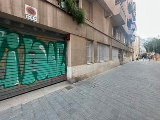 Aparcament cotxe  Carrer de déu i mata. Plaza de aparcamiento en calle vilamur / europa, coche mediano /