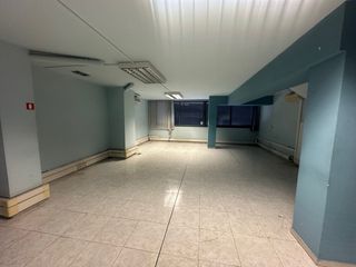 Gesch�ftsraum in Carrer de violant d'hongria reina d'arag� 89. Amplio local de 600�m� en les corts/sants � ideal para cl�nica o