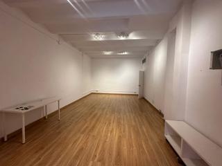 Miete Geschäftsraum in Plaça de la torre 3. Local a pié de calle, 56m2, sala amplia diáfana, habitación inde