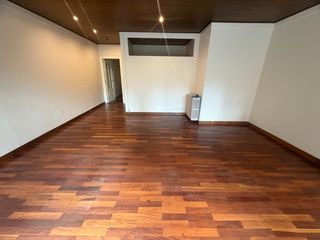 Pis  Ronda del general mitre 193. Amplia vivienda de 125 m² con cuatro dormitorios y terraza en el