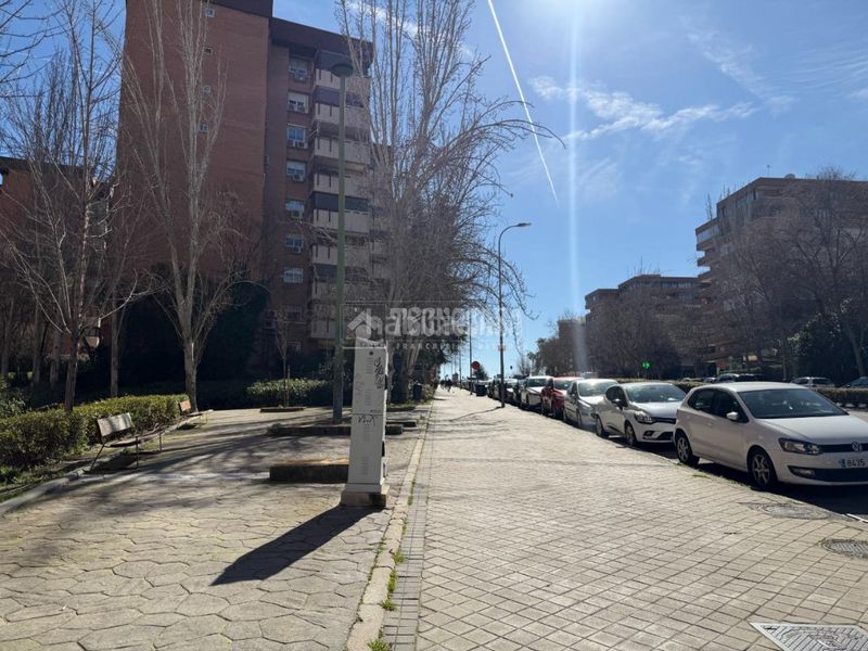 Foto 10527d53-fc83-498b-8498-0a78fa8a611e. Aparcament cotxe a Canillas Madrid