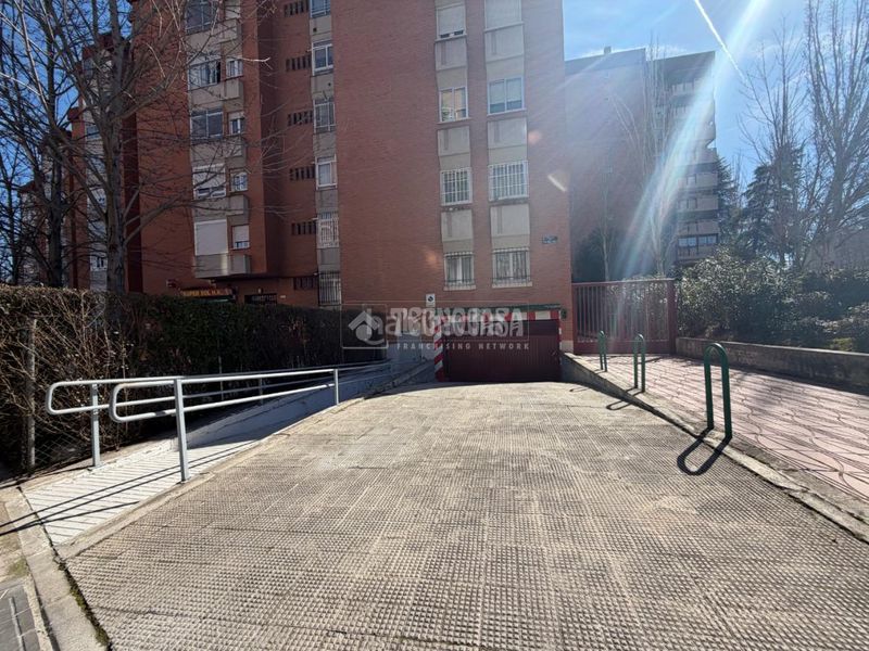 Foto 1c656994-b80c-4ce6-8fa0-905f3d1a7a7e. Aparcament cotxe a Canillas Madrid
