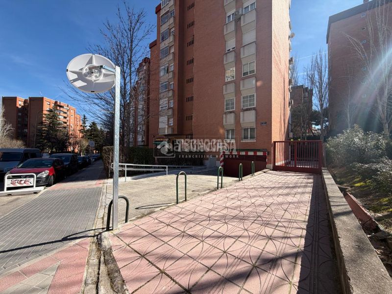 Foto c604d76b-5c5a-4eb1-815a-c6f507dce923. Aparcament cotxe a Canillas Madrid
