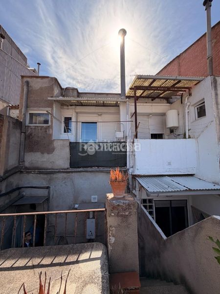 Foto 79cfc925-d7fc-4ad0-b75e-e5cec1ff7668. Casa aparellada a Eixample Sabadell