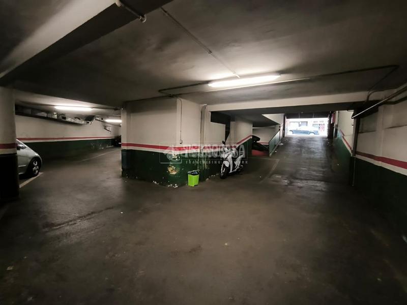 Foto ec9df084-80b6-4901-b0a5-5dd8db94b6ae. Car parking in El Poble Sec - Parc de Montjuïc Barcelona