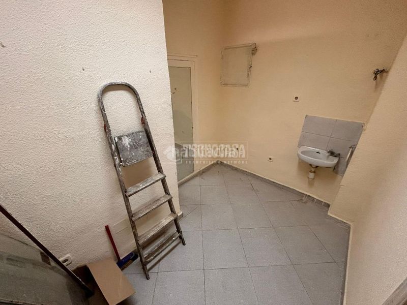 Foto a7180b30-7534-474d-8932-04d626065a7f. Local comercial a Aluche Madrid