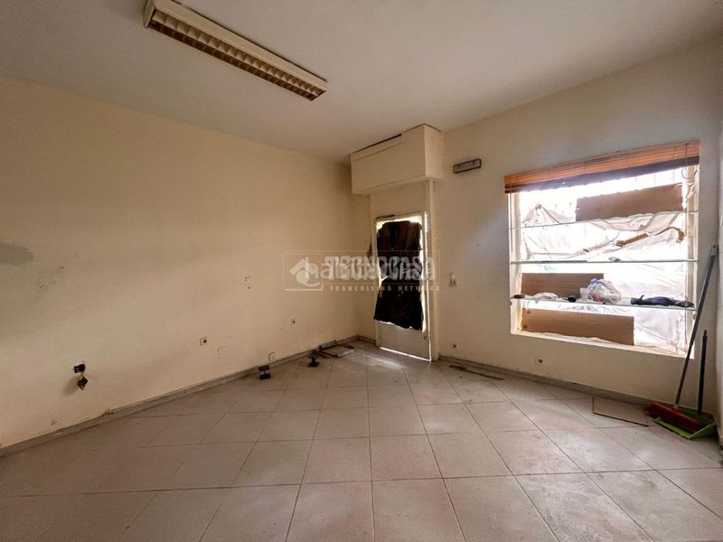 Foto cb8dd893-92e0-4335-87df-e183317ad6cc. Local comercial a Aluche Madrid