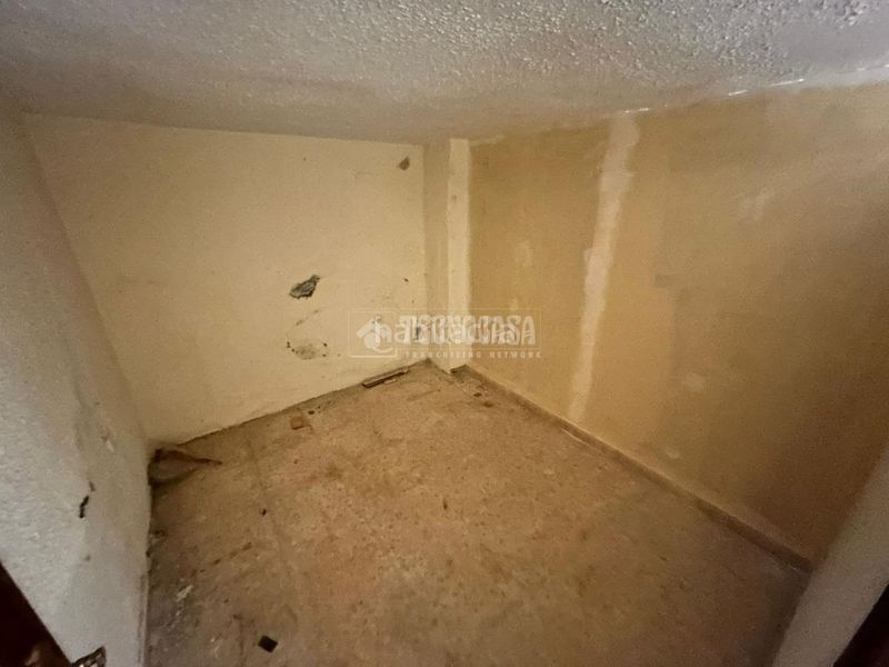 Foto ccb0f5cc-ac9d-4db1-bbb6-aa15c3bb5123. Local comercial a Aluche Madrid