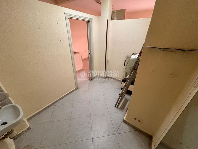 Foto d9ce9621-6e60-454a-aba2-071c23f95d9e. Local comercial a Aluche Madrid