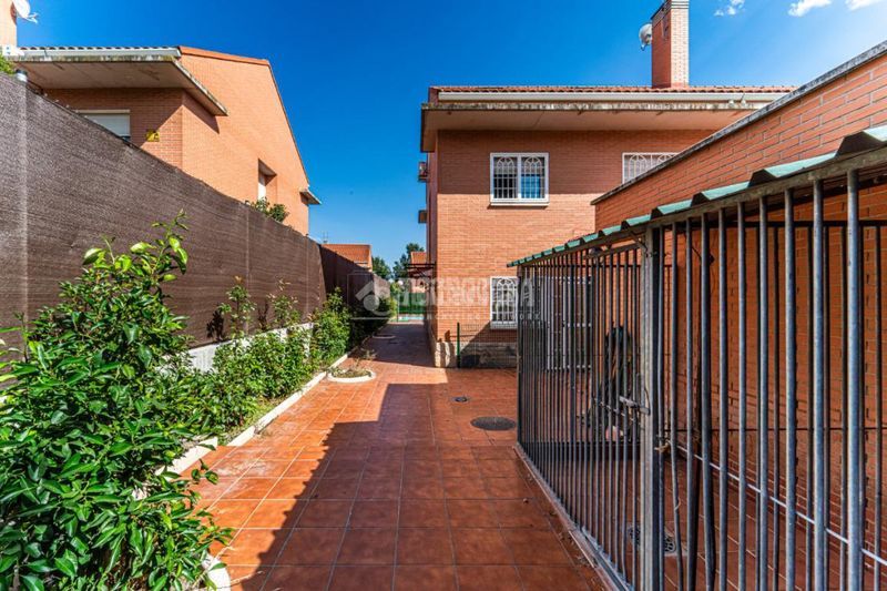 Foto 3e3f1eaa-b543-4455-aab0-c8d12db543a3. Casa aparellada amb calefacció aparcament piscina a Rivas - Vaciamadrid
