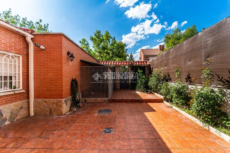 Foto 516c2d0d-8bf3-46d8-8ffe-97d424986e92. Casa aparellada amb calefacció aparcament piscina a Rivas - Vaciamadrid