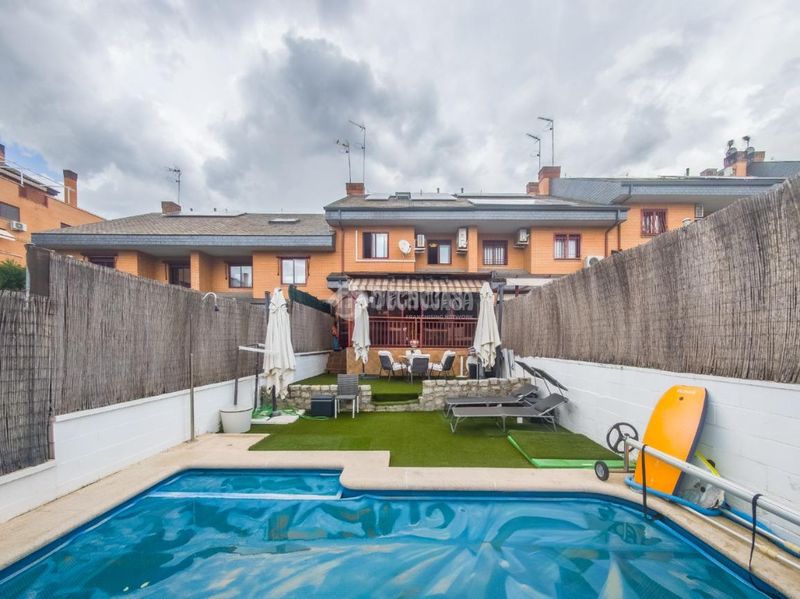 Foto 3d436fcf-e70b-4e66-aa55-48897284809a. Casa aparellada amb calefacció aparcament piscina a Rivas - Vaciamadrid