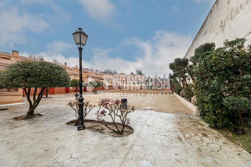 Foto dd970309-e246-4fcc-bcac-f16eab409ae5. Towny house with heating parking in Quijorna