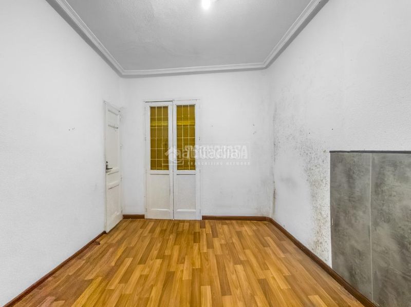 Foto 3dcc8f54-b84b-4d7b-9598-1bd631a2a8fd. Piso  en venta en Embajadores-Lavapiés Madrid