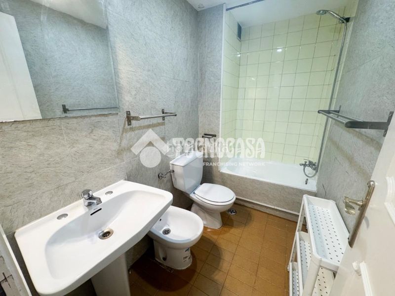 Foto 0c3e84a5-50a0-4166-a063-cf35cfc3a5a6. Pis amb calefacció aparcament piscina a Alameda de Osuna Madrid
