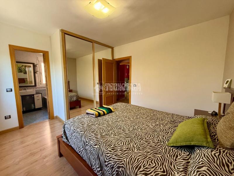 Foto 4e93d48d-41d7-4c9d-94b0-66290e8b2f3d. Casa pareada casa en venta en Galápagos