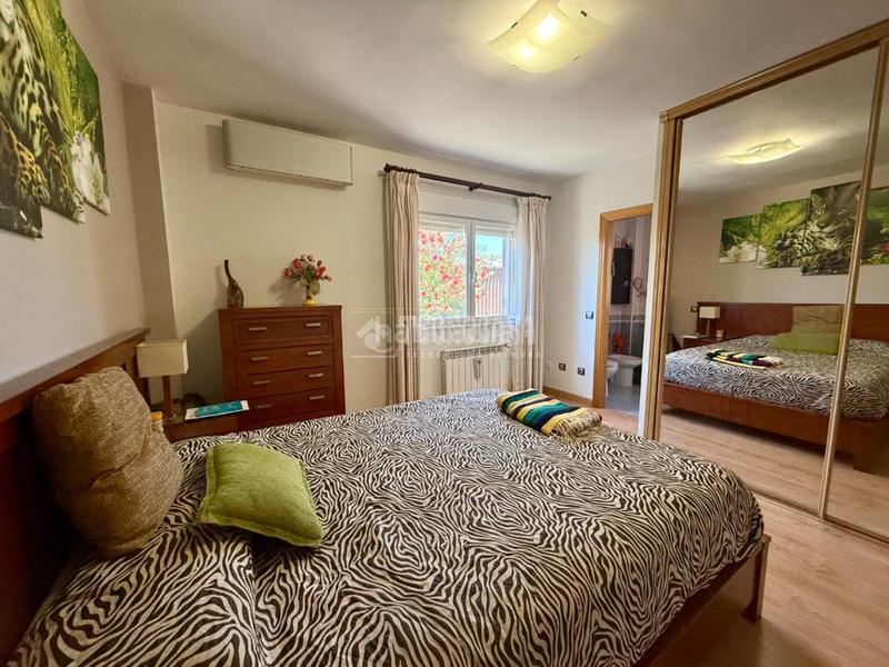 Foto bc7455f2-a5a6-4f5b-88d8-ae87da083a1d. Casa pareada casa en venta en Galápagos