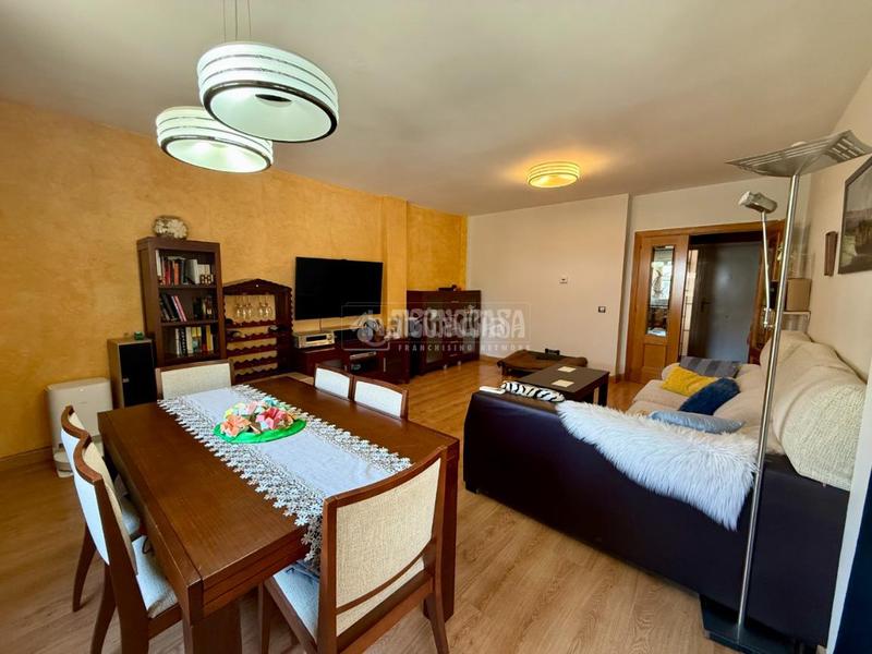Foto e1ab25d3-e31f-4d87-a888-1f9afa48cbb4. Casa pareada casa en venta en Galápagos