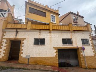 Casa pareada  C. lorenzo valla. Casa en venta en málaga