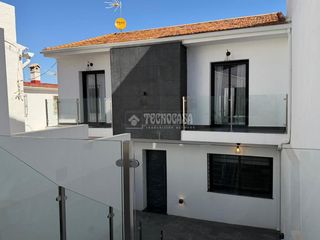 Casa aparellada a C. Llana