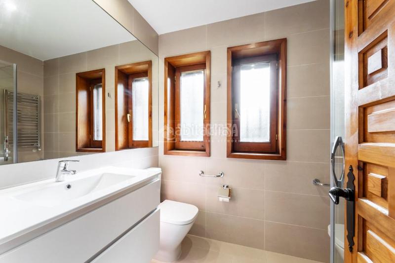 Foto 6797bb86-0535-48b2-a4b1-ab7db7a39675. Casa con riscaldamento parcheggio piscina in Los Robles Torrelodones