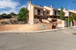 Casa aparellada a Centro Comercial-Hospital. Casa en venta en torrelodones