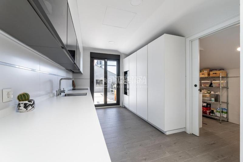 Foto c763d854-f768-4e64-b703-f9ca2f666661. Pis amb calefacció aparcament a Los Robles Torrelodones