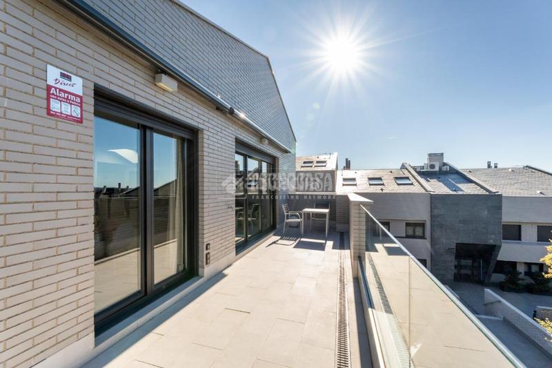 Foto e951ee6c-2946-4ddf-a482-604a8a5f05e6. Pis amb calefacció aparcament a Los Robles Torrelodones