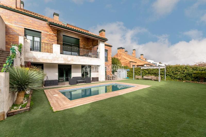 Foto 28e41c38-183a-4afe-a1c9-7bc3ee15193d. Casa aparellada amb calefacció aparcament piscina a Torrelodones