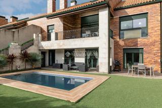 Casa bifamiliare in Centro Comercial-Hospital. Casa en venta en torrelodones