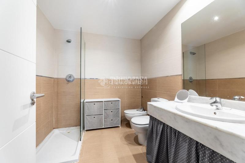 Foto b20d2eea-9585-4422-8dc9-80ec1eeb38a1. Casa aparellada amb calefacció aparcament piscina a Torrelodones