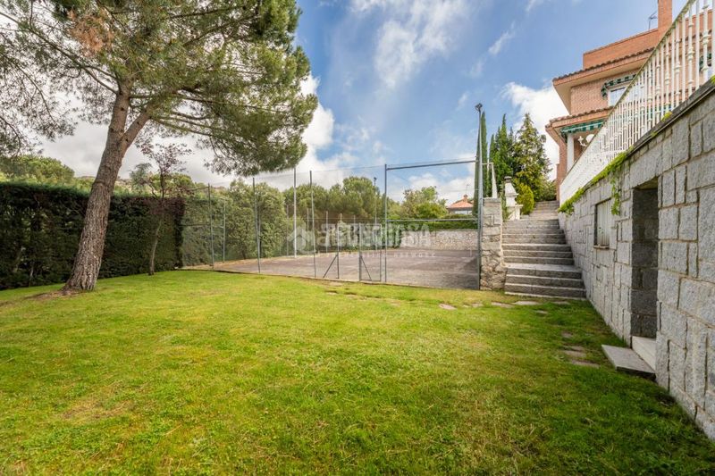 Foto 02c90e78-26ec-4148-baf3-04d3d74dddf5. Casa amb calefacció piscina a Los Robles Torrelodones