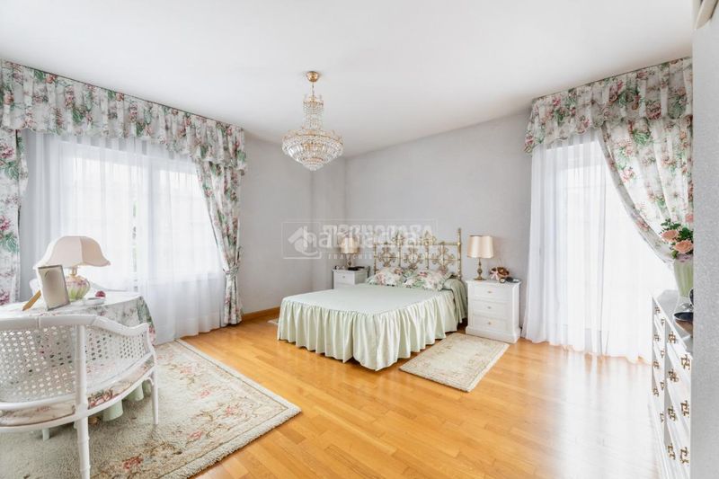 Foto 54e9abc6-5869-4757-b54a-9629294b9801. Casa amb calefacció piscina a Los Robles Torrelodones