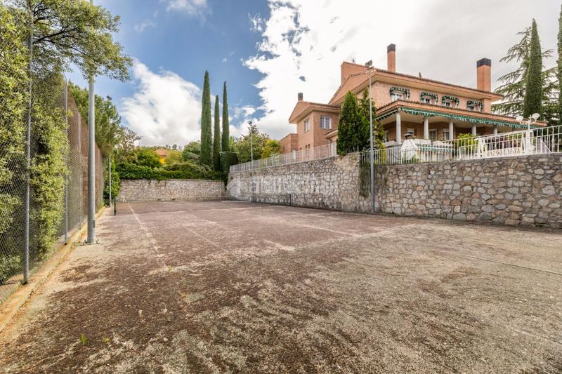 Foto c13163e0-5f28-4b1d-9c28-8cee2281618c. Casa amb calefacció piscina a Los Robles Torrelodones