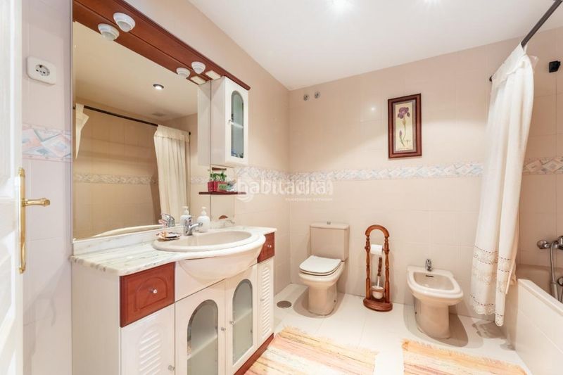 Foto 1b5e3d1b-4475-49d1-b6b3-c1e2e4564573. Casa aparellada amb calefacció aparcament a Centro Comercial-Hospital Torrelodones