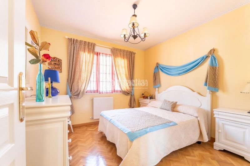 Foto be95de33-fd7d-482d-bdb8-ef3e4f9d77d3. Casa aparellada amb calefacció aparcament a Centro Comercial-Hospital Torrelodones