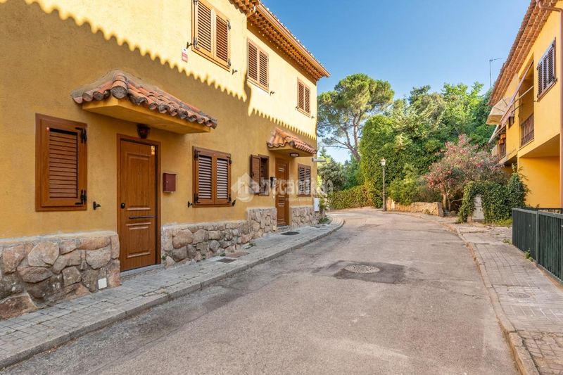 Foto 6a6336a0-9d09-4c5f-bf63-88d98fc796b9. Casa aparellada amb calefacció aparcament piscina a Torrelodones