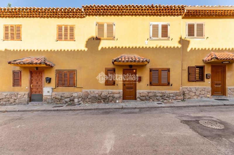 Foto f029589e-bb6b-4313-bc0a-e57fe2d640e9. Casa aparellada amb calefacció aparcament piscina a Torrelodones