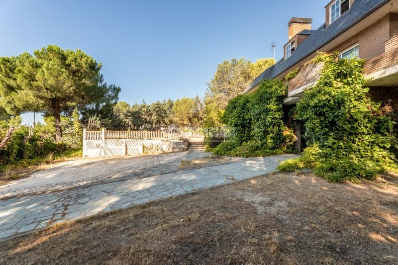 Foto 63bd9613-d4c0-40f2-8511-4f7cdf0a55ed. Casa amb calefacció aparcament piscina a Los Robles Torrelodones